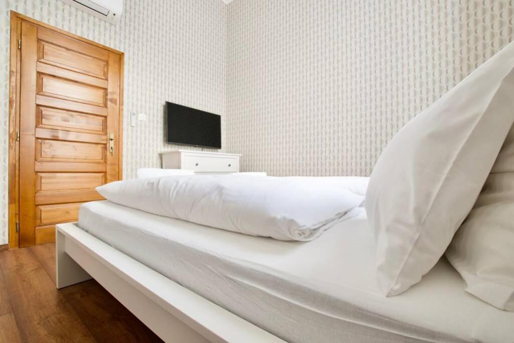 Premium Apartment By Hi5 - Central 3 Bedroom Budapeste Exterior foto