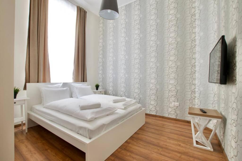 Premium Apartment By Hi5 - Central 3 Bedroom Budapeste Exterior foto