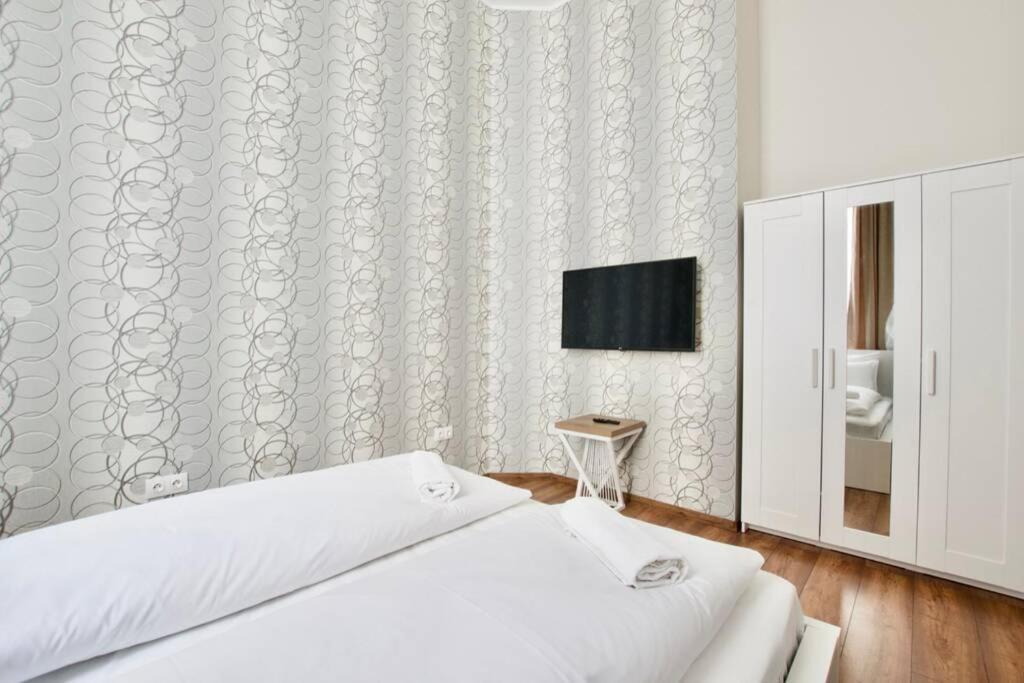 Premium Apartment By Hi5 - Central 3 Bedroom Budapeste Exterior foto